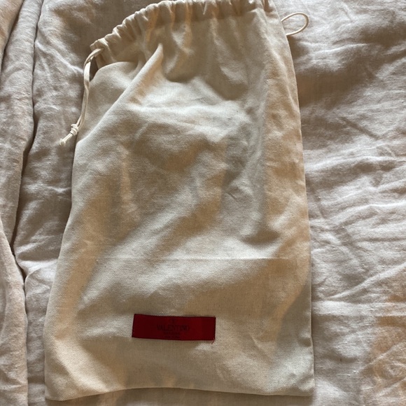 VALENTINO ROCKSTUD FLAT CALFSKIN SANDAL WITH STRAPS - Picture 9 of 11